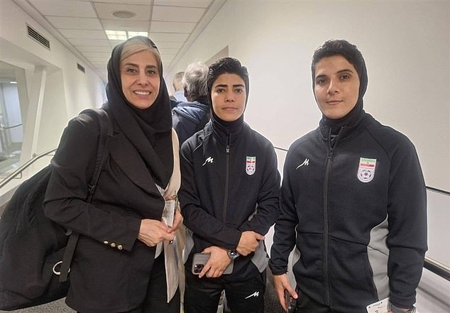 Mais três membros da seleção iraniana de futebol mudam de Zahra Meshkinkar, Mona Hamoudi e Zahra Sarbali (foto) retornaram ao Irã