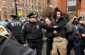 Mamdani condena o protesto da ‘Supremacia Branca’, mas não o Islã radical, após ataque a bomba ligado ao ISIS Mamdani condena o protesto da 'Supremacia Branca', mas não o Islã radical, após ataque a bomba ligado ao ISIS