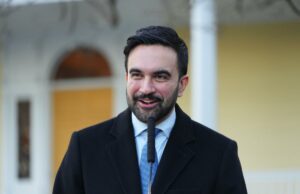 Mamdani deve fazer MUITO mais do que ‘condenar a violência’ depois que as bombas do ISIS voaram em Nova York Um suspeito atira um explosivo artesanal contra apoiadores do presidente dos EUA, Donald Trump, durante uma manifestação para impedir a oração pública muçulmana, na cidade de Nova York, EUA, em 7 de março de 2026.