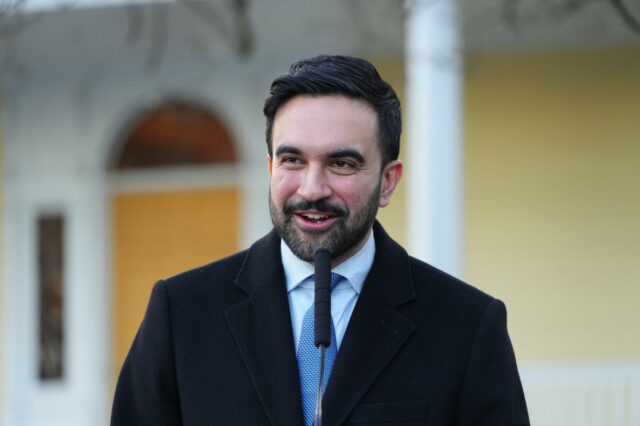 Mamdani deve fazer MUITO mais do que 'condenar a violência' Um suspeito atira um explosivo artesanal contra apoiadores do presidente dos EUA, Donald Trump, durante uma manifestação para impedir a oração pública muçulmana, na cidade de Nova York, EUA, em 7 de março de 2026.