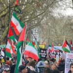 Os manifestantes pró-regime iraniano reuniram-se em frente à embaixada dos EUA em Londres, com alguns gritando “vitória ao Irão” e “morte, morte às FDI”