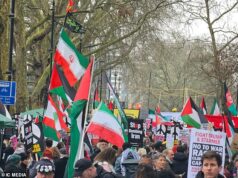Manifestantes de esquerda gritam “vitória ao Irão” enquanto milhares de pessoas marcham até à Embaixada dos EUA em Londres exigindo o fim do bombardeamento Os manifestantes pró-regime iraniano reuniram-se em frente à embaixada dos EUA em Londres, com alguns gritando “vitória ao Irão” e “morte, morte às FDI”