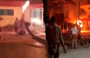 Manifestantes incendeiam sede do Partido Comunista em Cuba enquanto vídeo parece capturar tiros Manifestantes incendeiam sede do Partido Comunista em Cuba enquanto vídeo parece capturar tiros