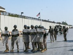 Manifestantes invadem consulado dos EUA no Paquistão e deixam pelo menos 9 mortos Manifestantes invadem consulado dos EUA no Paquistão e deixam pelo menos 9 mortos