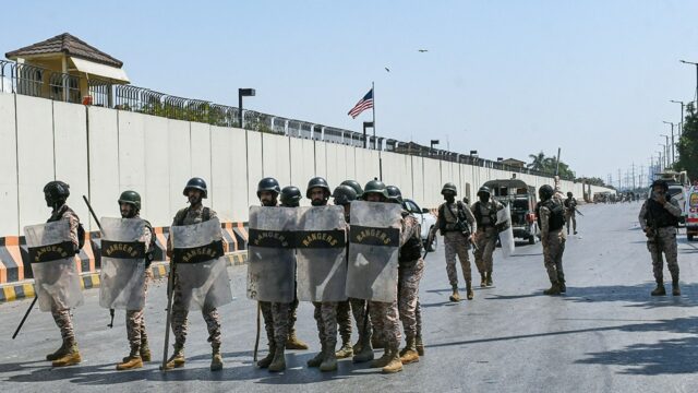 Manifestantes invadem consulado dos EUA no Paquistão e deixam pelo menos 9 mortos
