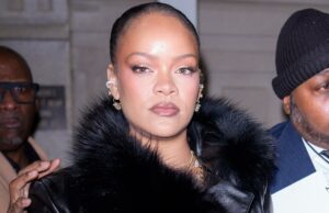 Mansão de Rihanna em Beverly Hills atingida por tiros enquanto a cantora estava em casa, mulher de 30 anos presa Rihanna com um casaco de couro preto com gola de pele.