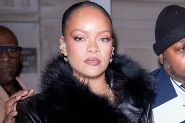 Mansão de Rihanna em Beverly Hills atingida por tiros enquanto Rihanna com um casaco de couro preto com gola de pele.