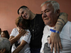 Maquiador deportado há 1 ano compartilha sua provação – e esperança para o futuro Andry Hernandez, um migrante venezuelano deportado meses atrás para El Salvador pelos Estados Unidos sob uma repressão à imigração, mostra tatuagens nos pulsos que dizem