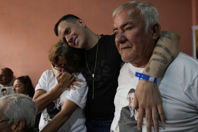 Andry Hernandez, um migrante venezuelano deportado meses atrás para El Salvador pelos Estados Unidos sob uma repressão à imigração, mostra tatuagens nos pulsos que dizem 