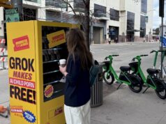 Máquina de venda automática de arte de guerrilha anti-Elon Musk sobe no SXSW em Austin um grupo de quatro homens instala uma máquina de venda automática de almíscar anti-Elon em Austin, Texas