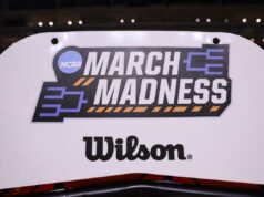 March Madness 2026 deverá atrair incríveis US$ 3,3 bilhões em apostas Cameron Boozer (Duke) passando a bola por Darrion Williams (NC State).