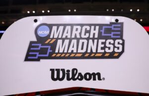 March Madness 2026 deverá atrair incríveis US$ 3,3 bilhões em apostas Cameron Boozer (Duke) passando a bola por Darrion Williams (NC State).