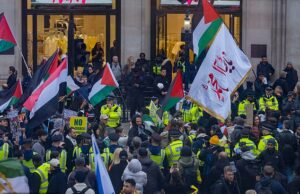 Marcha de ódio pró-Irã é PROIBIDA: Ministro do Interior cede a enorme pressão e interrompe comício em Londres de apoiadores do regime assassino e de opressão de mulheres de Teerã O Ministro do Interior cedeu ontem à noite às exigências de proibir um comício pró-iraniano em Londres neste fim de semana. Na foto: comício do ano passado de Marble Arch para a BBC em Portland Place