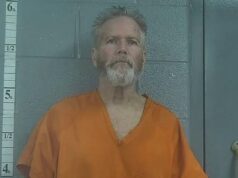 Marido psicopata supostamente assassinou a esposa ao espancá-la ‘tanto’ que ela ficou ‘irreconhecível’ Mugshot de Richard Chesher, um homem com barba e cabelos grisalhos, vestindo um macacão laranja.