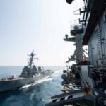 Um F/A-18F Super Hornet, designado para o Strike Fighter Squadron (VFA) 41, se prepara para fazer um pouso detido na cabine de comando do porta-aviões da classe Nimitz da Marinha dos EUA, USS Abraham Lincoln, no Oceano Pacífico, em 10 de agosto de 2024. (crédito: Daniel Kimmelman/Divulgação via REUTERS)