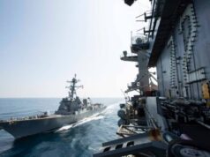 Marinha dos EUA ataca navio iraniano depois que ele navegou perto do USS Abraham Lincoln Um F/A-18F Super Hornet, designado para o Strike Fighter Squadron (VFA) 41, se prepara para fazer um pouso detido na cabine de comando do porta-aviões da classe Nimitz da Marinha dos EUA, USS Abraham Lincoln, no Oceano Pacífico, em 10 de agosto de 2024. (crédito: Daniel Kimmelman/Divulgação via REUTERS)