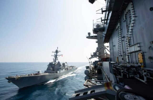 Um F/A-18F Super Hornet, designado para o Strike Fighter Squadron (VFA) 41, se prepara para fazer um pouso detido na cabine de comando do porta-aviões da classe Nimitz da Marinha dos EUA, USS Abraham Lincoln, no Oceano Pacífico, em 10 de agosto de 2024. (crédito: Daniel Kimmelman/Divulgação via REUTERS)