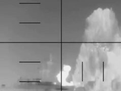 Marinheiros australianos a bordo de um submarino dos EUA quando este torpedeou um navio de guerra iraniano Marinheiros australianos a bordo de um submarino dos EUA quando este torpedeou um navio de guerra iraniano