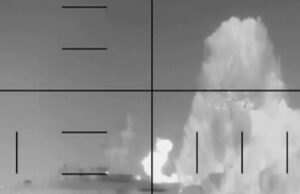 Marinheiros australianos a bordo de um submarino dos EUA quando este torpedeou um navio de guerra iraniano Marinheiros australianos a bordo de um submarino dos EUA quando este torpedeou um navio de guerra iraniano