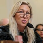 O presidente dos EUA, Donald Trump, gesticula ao chegar ao Aeroporto Internacional de Palm Beach, em West Palm Beach, Flórida, em 27 de fevereiro de 2026