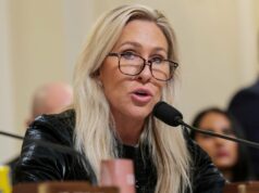 Marjorie Taylor Greene sobre Trump tentando cancelar as provas intermediárias devido à guerra no Irã: ‘Sim, eu pude ver’ O presidente dos EUA, Donald Trump, gesticula ao chegar ao Aeroporto Internacional de Palm Beach, em West Palm Beach, Flórida, em 27 de fevereiro de 2026