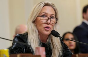 Marjorie Taylor Greene sobre Trump tentando cancelar as provas intermediárias devido à guerra no Irã: ‘Sim, eu pude ver’ O presidente dos EUA, Donald Trump, gesticula ao chegar ao Aeroporto Internacional de Palm Beach, em West Palm Beach, Flórida, em 27 de fevereiro de 2026