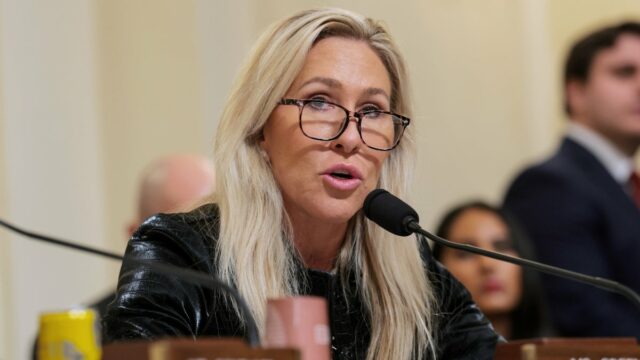 O presidente dos EUA, Donald Trump, gesticula ao chegar ao Aeroporto Internacional de Palm Beach, em West Palm Beach, Flórida, em 27 de fevereiro de 2026