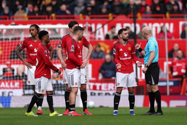 Mark Clattenburg dá veredicto sobre decisão 'impossível' do VAR contra Mark Clattenburg dá veredicto sobre decisão 'impossível' do VAR contra Man Utd x Aston Villa