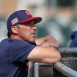 O técnico dos Estados Unidos, Mark DeRosa, assistindo ao treino de rebatidas.