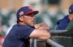 Mark DeRosa defende seu trabalho em meio às crescentes críticas do WBC: ‘Paixão subjacente’ O técnico dos Estados Unidos, Mark DeRosa, assistindo ao treino de rebatidas.