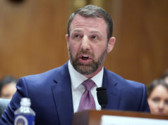 Markwayne Mullin é um valentão. Podemos realmente esperar que ele reforme o DHS? A secretária de Segurança Interna, Kristi Noem, presta juramento antes de comparecer para uma audiência de supervisão perante o Comitê Judiciário do Senado, no Capitólio em Washington, terça-feira, 3 de março de 2026. (AP Photo / J. Scott Applewhite)