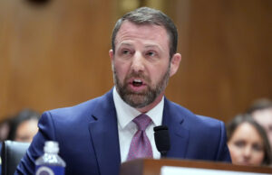 Markwayne Mullin é um valentão. Podemos realmente esperar que ele reforme o DHS? A secretária de Segurança Interna, Kristi Noem, presta juramento antes de comparecer para uma audiência de supervisão perante o Comitê Judiciário do Senado, no Capitólio em Washington, terça-feira, 3 de março de 2026. (AP Photo / J. Scott Applewhite)