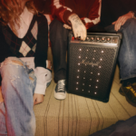 Um Marshall Bromley 450 no chão na festa