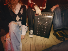 Marshall lança seu novo alto-falante leve para festas, o Bromley 450 Um Marshall Bromley 450 no chão na festa