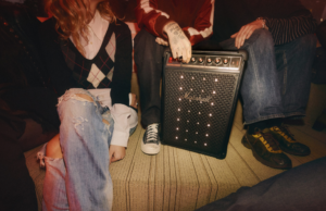 Marshall lança seu novo alto-falante leve para festas, o Bromley 450 Um Marshall Bromley 450 no chão na festa