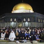 Masjid Al Aqsa Ditutup Israel, Warga Palestina Terpaksa Salat Tarawih di Jalan Kota Tua Yerusalem