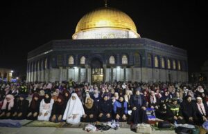 Masjid Al Aqsa Ditutup Israel, Warga Palestina Terpaksa Salat Tarawih di Jalan Kota Tua Yerusalem Masjid Al Aqsa Ditutup Israel, Warga Palestina Terpaksa Salat Tarawih di Jalan Kota Tua Yerusalem