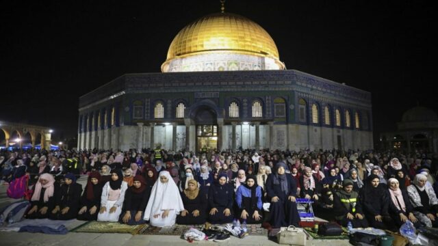Masjid Al Aqsa Ditutup Israel, Warga Palestina Terpaksa Salat Tarawih di Jalan Kota Tua Yerusalem
