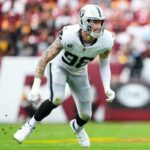 Maxx Crosby nº 98 do Las Vegas Raiders ataca o passador durante um jogo de futebol americano da NFL contra o Washington Commanders no Northwest Stadium em 21 de setembro de 2025 em Landover, Maryland.