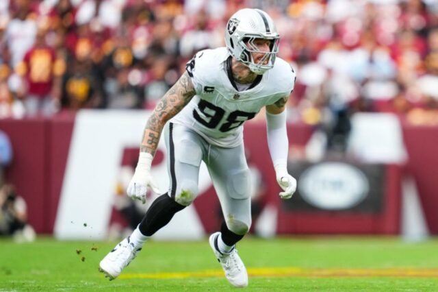 Maxx Crosby nº 98 do Las Vegas Raiders ataca o passador durante um jogo de futebol americano da NFL contra o Washington Commanders no Northwest Stadium em 21 de setembro de 2025 em Landover, Maryland. 