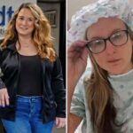 Mulher com bata de hospital e touca de banho, segurando os óculos.