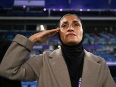 Medo e incerteza cercam o retorno da seleção iraniana de futebol feminino Um membro da segurança do hotel está ao lado de uma van da polícia na entrada do Royal Pines Resort, onde estão hospedados membros da seleção iraniana de futebol feminino, na Costa do Ouro, em 9 de março de 2026. A Austrália deve proteger a seleção iraniana de futebol feminino visitante, anunciou o filho do falecido xá do país em 9 de março, alertando sua recusa em cantar o hino nacional antes que uma partida pudesse ter