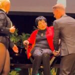 O ícone de Hollywood Liza Minnelli foi acompanhado no palco pelo cantor e dançarino Michael Feinstein e sua sobrinha, Vanessa Jade O'Neill, no Million Dollar Theatre na terça-feira para a parada de sua turnê de livro em Los Angeles