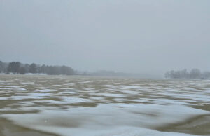 ‘Megatempestade de março’ deixa milhões sob vigilância e avisos O centro de Stevens Point, Wisconsin, estava coberto por cerca de dez centímetros de neve fresca e muitos montes e montes grandes antes do meio-dia de 15 de março, após a primeira rodada de tempestades de neve esperada para 15 e 16 de março.