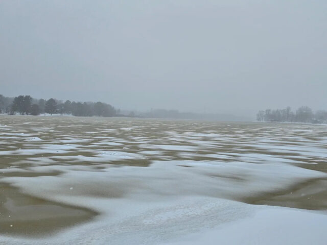 'Megatempestade de março' deixa milhões sob vigilância e avisos O centro de Stevens Point, Wisconsin, estava coberto por cerca de dez centímetros de neve fresca e muitos montes e montes grandes antes do meio-dia de 15 de março, após a primeira rodada de tempestades de neve esperada para 15 e 16 de março.