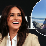 Meghan Markle beija a filha Princesa Lilibet, 4, na praia em foto rara tirada pelo Príncipe Harry