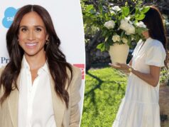 Meghan Markle está pronta para a primavera com um vestido simples de uma de suas marcas favoritas Meghan Markle em um vestido branco Brochu Walker, segurando um vaso de flores brancas.