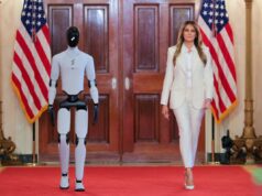 Melania Trump dá as boas-vindas a um robô humanóide na Casa Branca Melania Trump dá as boas-vindas a um robô humanóide na Casa Branca