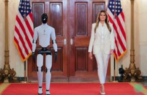 Melania Trump dá as boas-vindas a um robô humanóide na Casa Branca Melania Trump dá as boas-vindas a um robô humanóide na Casa Branca