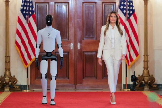 Melania Trump dá as boas-vindas a um robô humanóide na Melania Trump dá as boas-vindas a um robô humanóide na Casa Branca